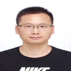何建华	